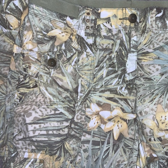 Chico’s Tropical Utility Cargo Crop Pant - Picture 7 of 8